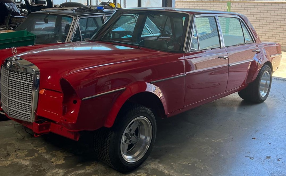 1969 メルセデス・ベンツ 300 SEL 6.8 AMG “Red Pig” 完全復刻